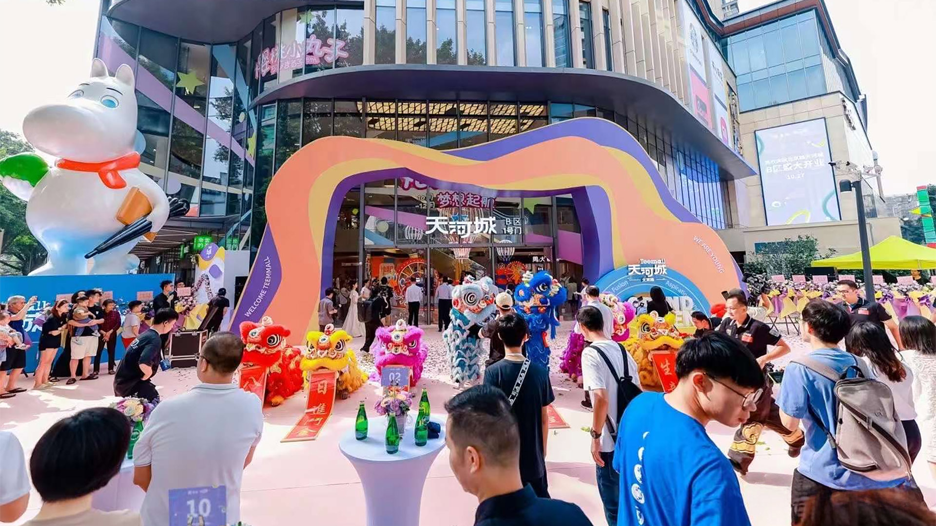 卡恩展览商业美陈设计启示：解锁商圈流量，“空间、品牌、消费者”的双向赋能